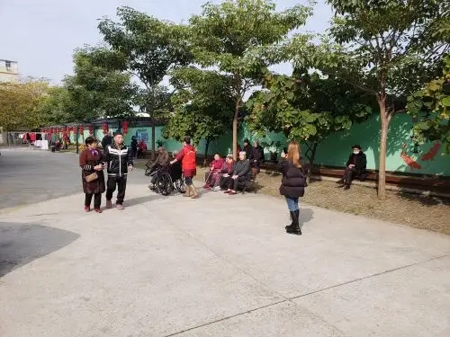 养老院老人户外活动