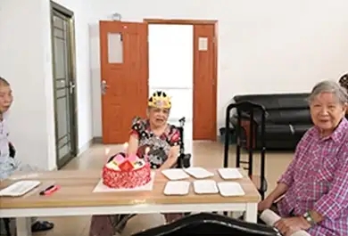 敬老院的工作人员给老人庆生